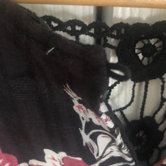 Sleeveless top. - Picture 8 of 10